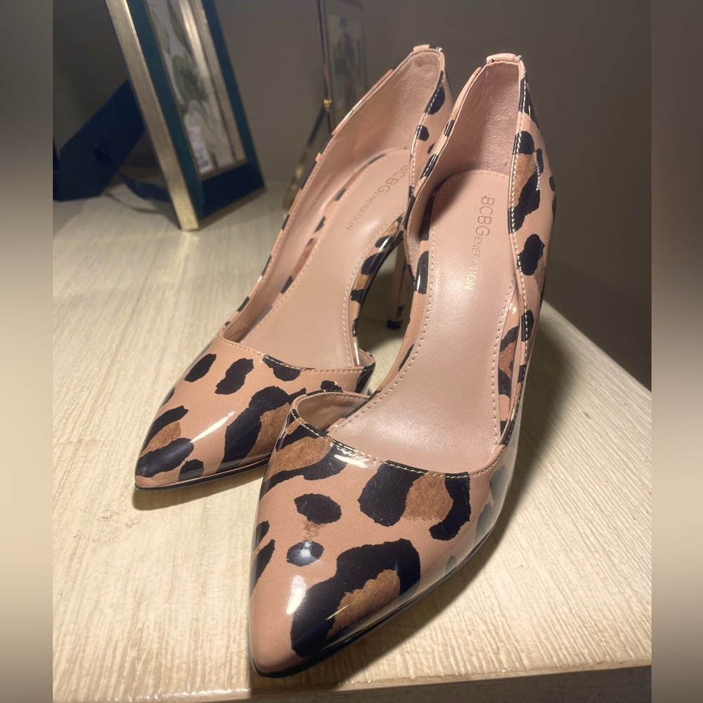 BCBG pointed toe cheetah heels - Picture 2 of 5